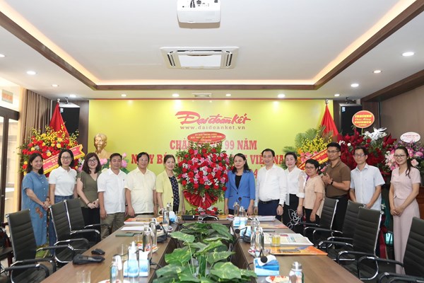 Phó Chủ tịch - Tổng Thư ký Nguyễn Thị Thu Hà thăm, chúc mừng Báo Đại đoàn kết nhân Ngày Báo chí cách mạng Việt Nam