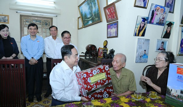 Chủ tịch Quốc hội Trần Thanh Mẫn thăm, tặng quà tri ân người có công thành phố Cần Thơ