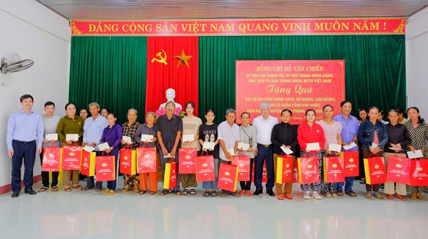 Chủ tịch Ủy ban Trung ương MTTQ Việt Nam Đỗ Văn Chiến tặng quà cho các gia đình chính sách tỉnh Quảng Trị