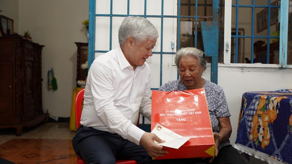 Chủ tịch Uỷ ban Trung ương MTTQ Việt Nam Đỗ Văn Chiến thăm, tặng quà Mẹ Việt Nam anh hùng tại tỉnh Tây Ninh