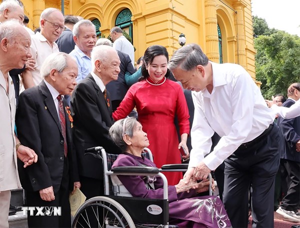 Tổng Bí thư, Chủ tịch nước Tô Lâm gặp thân mật cán bộ từng trực tiếp phục vụ Bác Hồ