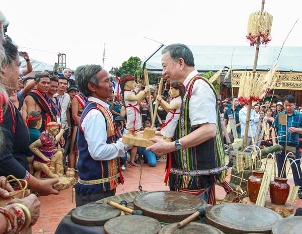 Tăng cường khối đại đoàn kết toàn dân tộc, giữ vững ổn định chế độ chính trị, tạo nền tảng vững chắc để phát triển đất nước nhanh, bền vững