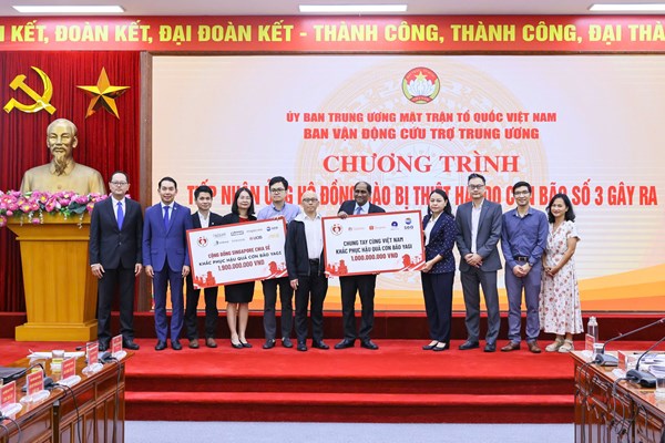 Đoàn các cơ quan đại diện nước ngoài và các tổ chức quốc tế trao ủng hộ đồng bào bị ảnh hưởng bởi cơn bão số 3