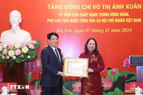 Chủ tịch nước Lương Cường dự Lễ trao huy hiệu 30 năm tuổi Đảng tặng Phó Chủ tịch nước