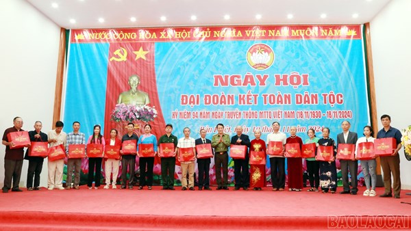 Bộ trưởng Bộ Công an Lương Tam Quang dự Ngày hội Đại đoàn kết toàn dân tộc tại xã Bản Phiệt, tỉnh Lào Cai