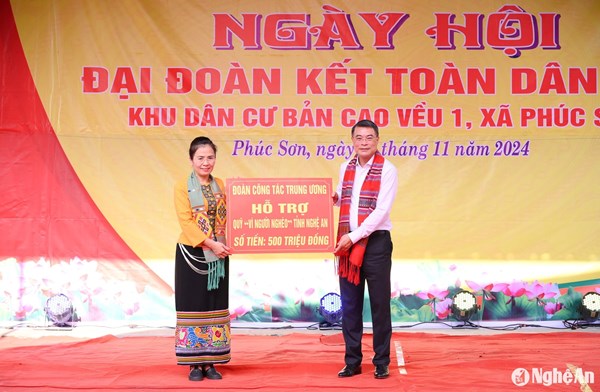 Trưởng Ban Tổ chức Trung ương Lê Minh Hưng chung vui Ngày hội Đại đoàn kết toàn dân tộc với nhân dân tỉnh Nghệ An