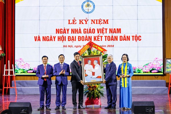 Chủ tịch Đỗ Văn Chiến dự Lễ kỷ niệm ngày Nhà giáo Việt Nam và Ngày hội Đại đoàn kết toàn dân tộc năm 2024 tại Học viện Tài Chính