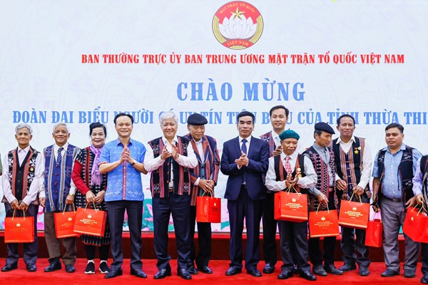 Chủ tịch Đỗ Văn Chiến tiếp Đoàn đại biểu người có uy tín tiêu biểu huyện A Lưới - tỉnh Thừa Thiên Huế