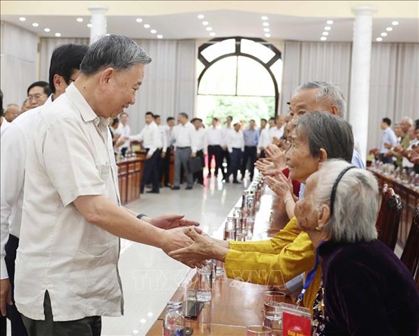 Tổng Bí thư Tô Lâm gặp mặt, tặng quà đối tượng chính sách tại Đồng Tháp