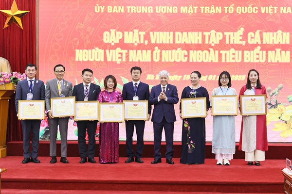 Ủy ban Trung ương MTTQ Việt Nam gặp mặt, vinh danh 8 tập thể, 18 cá nhân người Việt Nam ở nước ngoài tiêu biểu năm 2024