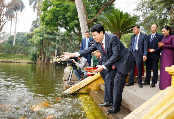 Chủ tịch nước dâng hương tưởng niệm Chủ tịch Hồ Chí Minh trong ngày đầu xuân mới