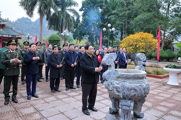 Thủ tướng dâng hương tại Nhà tưởng niệm Chủ tịch Hồ Chí Minh với chiến dịch Biên giới