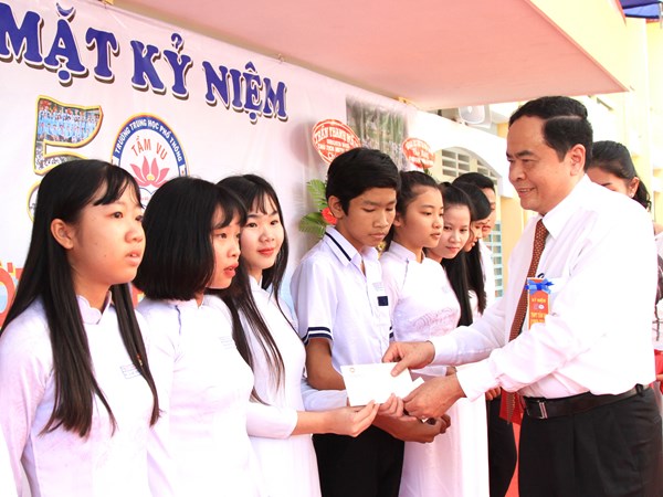Chủ tịch Trần Thanh Mẫn dự kỷ niệm 50 năm Trường THPT Tầm Vu