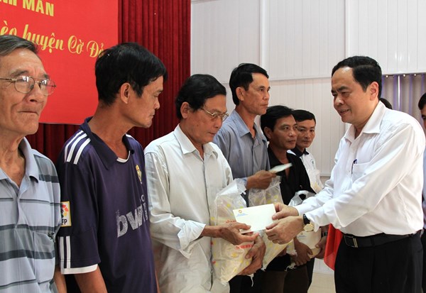 Chủ tịch Trần Thanh Mẫn tặng quà Tết tại tỉnh Hậu Giang và TP. Cần Thơ