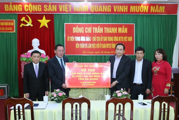 Chủ tịch Trần Thanh Mẫn trao 3 tỷ đồng hỗ trợ tỉnh Hà Giang