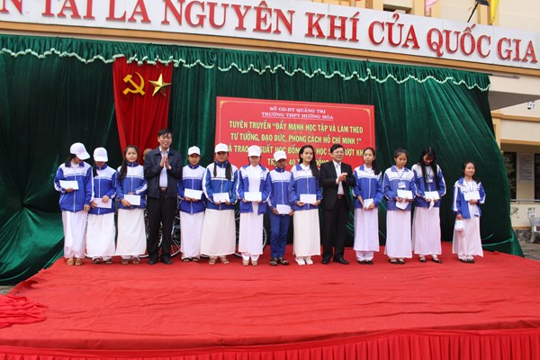 Phó Chủ tịch Nguyễn Hữu Dũng tặng quà Tết tại huyện Hướng Hóa, Quảng Trị