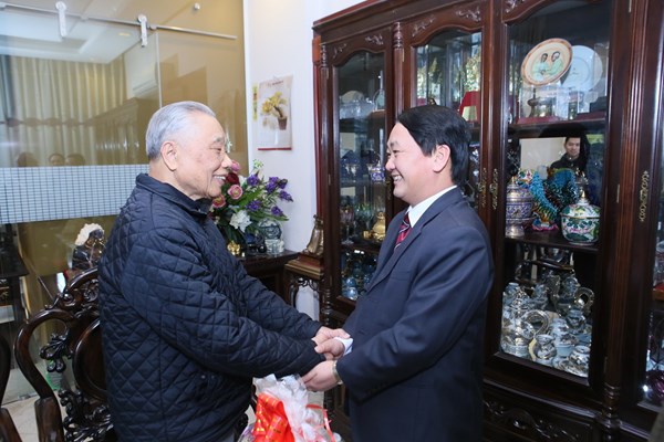 Phó Chủ tịch - Tổng Thư ký Hầu A Lềnh chúc Tết nguyên Phó Thủ tướng Nguyễn Mạnh Cầm