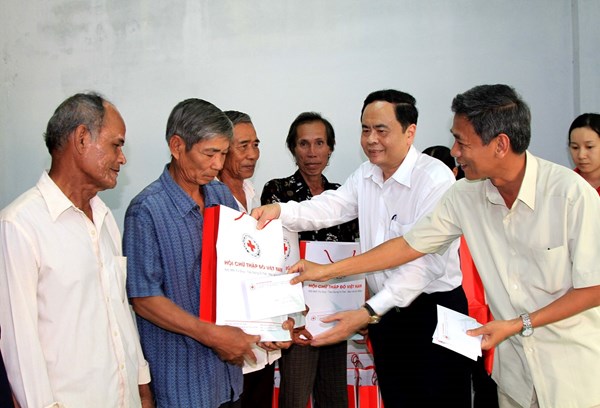 Chủ tịch Trần Thanh Mẫn tặng quà Tết bà con nghèo tỉnh Sóc Trăng
