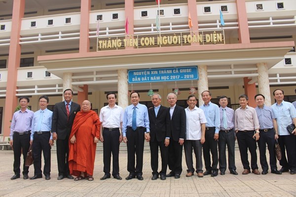 Chủ tịch Trần Thanh Mẫn thăm Trường Cao đẳng nghề Hòa Bình Xuân Lộc