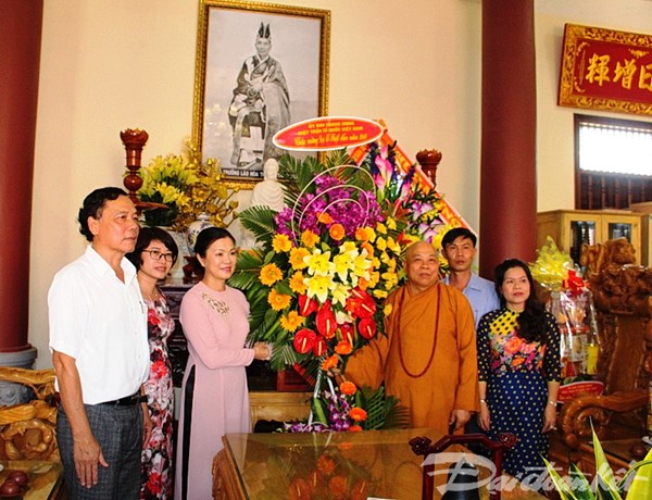 Phó Chủ tịch Trương Thị Ngọc Ánh chúc mừng lễ Phật đản tại tỉnh Kon Tum