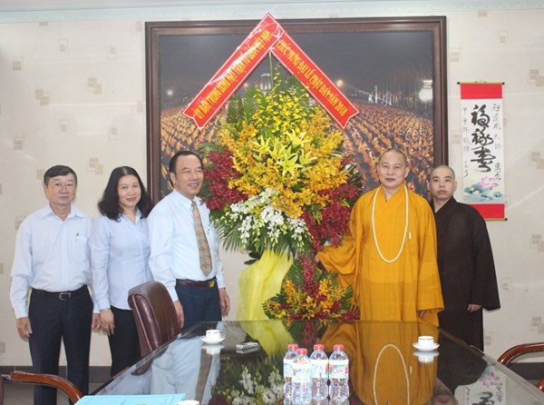 Phó Chủ tịch Ngô Sách Thực chúc mừng lễ Phật đản tại TP. Hồ Chí Minh