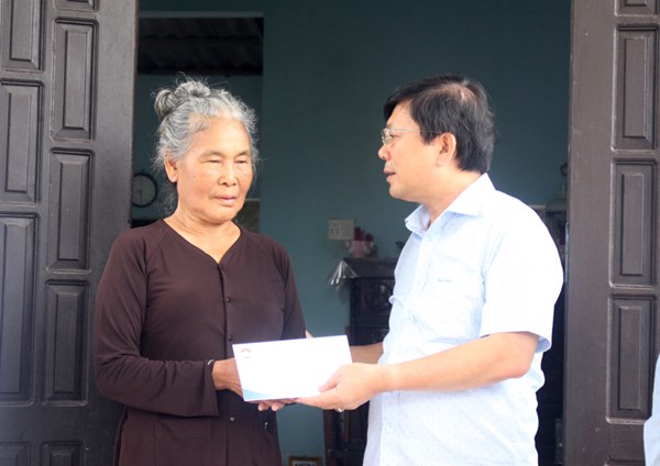Phó Chủ tịch Nguyễn Hữu Dũng thăm, tặng quà gia đình chính sách tại Quảng Trị