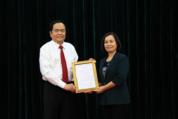 Trao quyết định nghỉ chế độ cho Phó Chủ tịch Bùi Thị Thanh