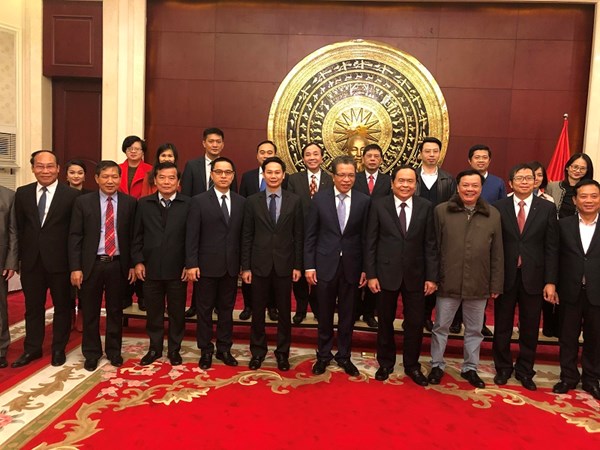 Chủ tịch Trần Thanh Mẫn thăm cán bộ, nhân viên Đại sứ quán Việt Nam tại Trung Quốc