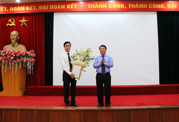 Trao quyết định thực hiện nhiệm vụ Quyền Chánh Văn phòng cơ quan UBTƯ MTTQ Việt Nam 