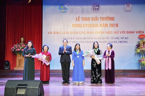 Khơi dậy niềm tự hào trí tuệ phụ nữ Việt Nam