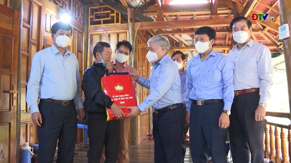 Chủ tịch UBTƯ MTTQ Việt Nam Đỗ Văn Chiến thăm, làm việc và trao nhà đại đoàn kết tại tỉnh Điện Biên