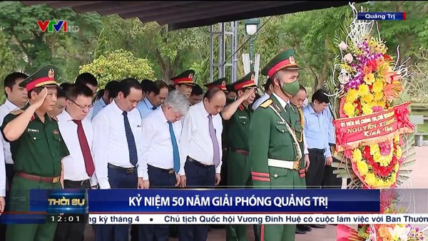 Chủ tịch nước Nguyễn Xuân Phúc cùng đoàn công tác dâng hương tưởng niệm các Anh hùng liệt sĩ tại Thành cổ Quảng Trị 