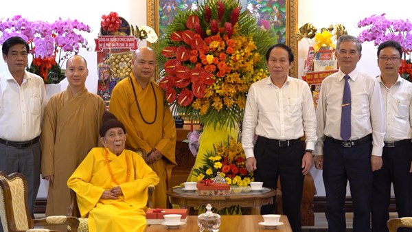 Phó Chủ tịch - Tổng Thư ký Lê Tiến Châu thăm, chúc mừng Đại lễ Phật đản tại Thành phố Hồ Chí Minh