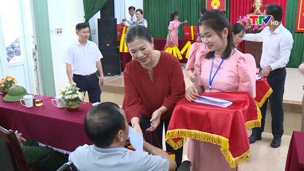 Phó Chủ tịch Trương Thị Ngọc Ánh thăm, tặng quà Trung tâm Chăm sóc, nuôi dưỡng người có công Thanh Hóa