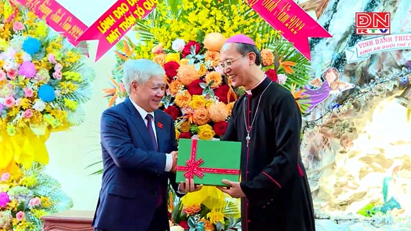 Chủ tịch Ủy ban Trung ương MTTQ Việt Nam Đỗ Văn Chiến thăm, chúc mừng Lễ Giáng sinh tại Tòa Giám mục Xuân Lộc (Đồng Nai)