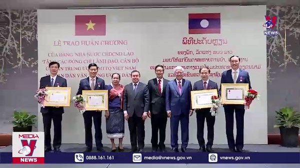 Đảng, Nhà nước Lào trao Huân chương tặng lãnh đạo cấp cao Việt Nam