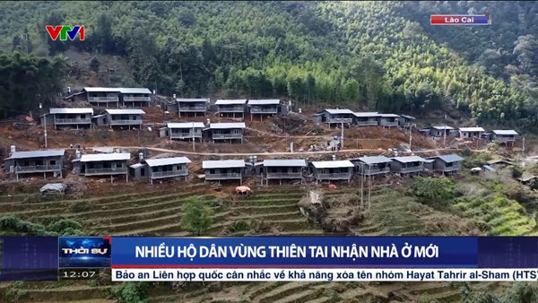 Nhiều hộ dân vùng thiên tai nhận nhà mới