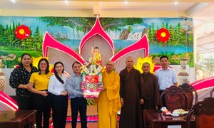 Uỷ ban Mặt trận Tổ quốc Việt Nam tỉnh Bình Thuận thăm và chúc mừng Đại lễ Phật đản năm 2025