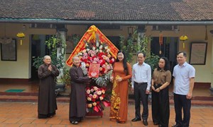 Ủy ban MTTQ thành phố Hà Nội chúc mừng Phân ban Ni giới Hà Nội nhân Đại lễ Phật đản 2025
