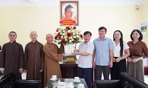 Ủy ban MTTQ tỉnh Quảng Bình thăm, chúc mừng Đại lễ Phật đản