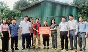 Chủ tịch Ủy ban MTTQ tỉnh Thanh Hóa dự lễ khởi công xây dựng nhà ở cho hộ có hoàn cảnh đặc biệt khó khăn