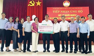 Ủy ban MTTQ tỉnh Yên Bái tiếp nhận kinh phí hỗ trợ xây dựng điểm trường cho  huyện Mù Cang Chải 