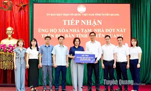 Ủy ban MTTQ tỉnh Tuyên Quang tiếp nhận kinh phí hỗ trợ xoá nhà tạm, nhà dột nát