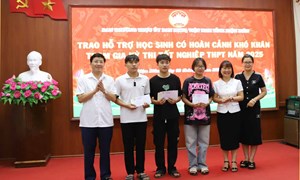 Ủy ban MTTQ Việt Nam tỉnh Điện Biên trao hỗ trợ cho học sinh khó khăn tham gia kỳ thi tốt nghiệp THPT năm 2025