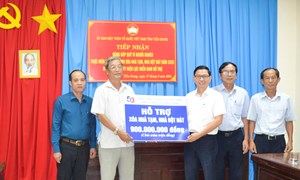 Ủy ban MTTQ Việt Nam tỉnh Tiền Giang tiếp nhận kinh phí xóa nhà tạm, nhà dột nát