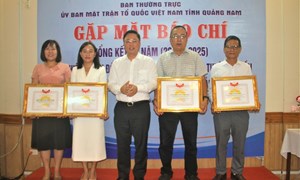 Ủy ban Mặt trận Tổ quốc tỉnh Quảng Nam tặng bằng khen cho các tập thể, cá nhân xuất sắc