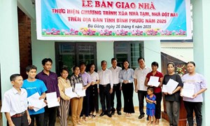 Ủy ban MTTQ tỉnh Bình Phước trao tặng 7 căn nhà đại đoàn kết cho hộ có hoàn cảnh khó khăn xã Đoàn Kết