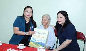 Chủ tịch Ủy ban MTTQ Việt Nam tỉnh Lào Cai đi thăm, tặng quà người có công, gia đình chính sách xã Thượng Bằng La