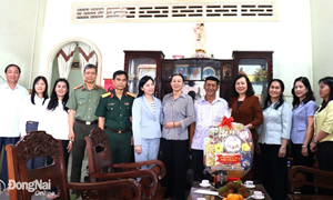 Phó bí thư Tỉnh ủy, Chủ tịch Ủy ban MTTQ Việt Nam tỉnh  Đồng Nai Huỳnh Thị Hằng thăm, tặng quà người có công