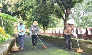 MTTQ xã Dương Hòa ra quân làm đẹp nghĩa trang liệt sĩ